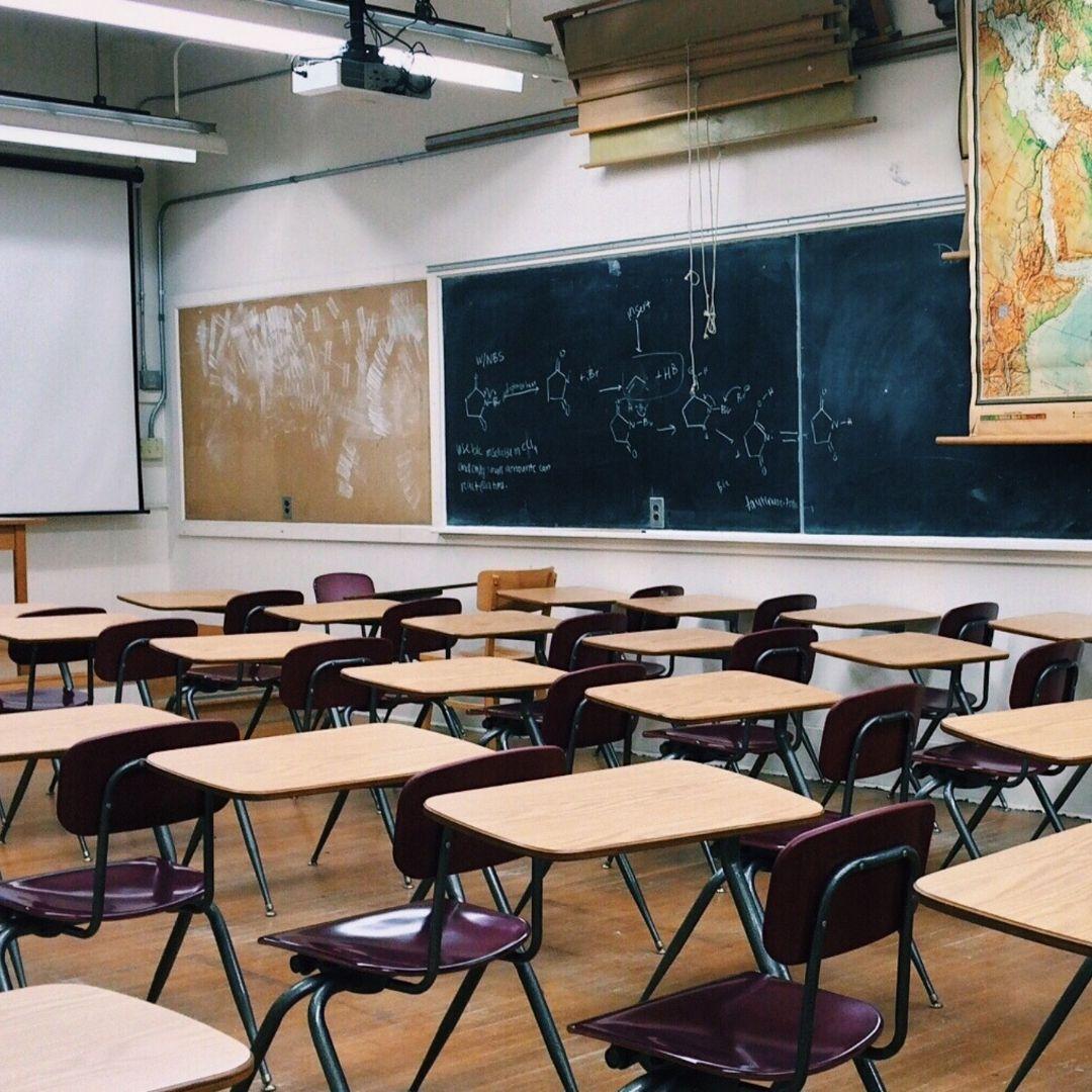 Tatuaże a szkoła - akceptacja tatuaży w miejscu pracy