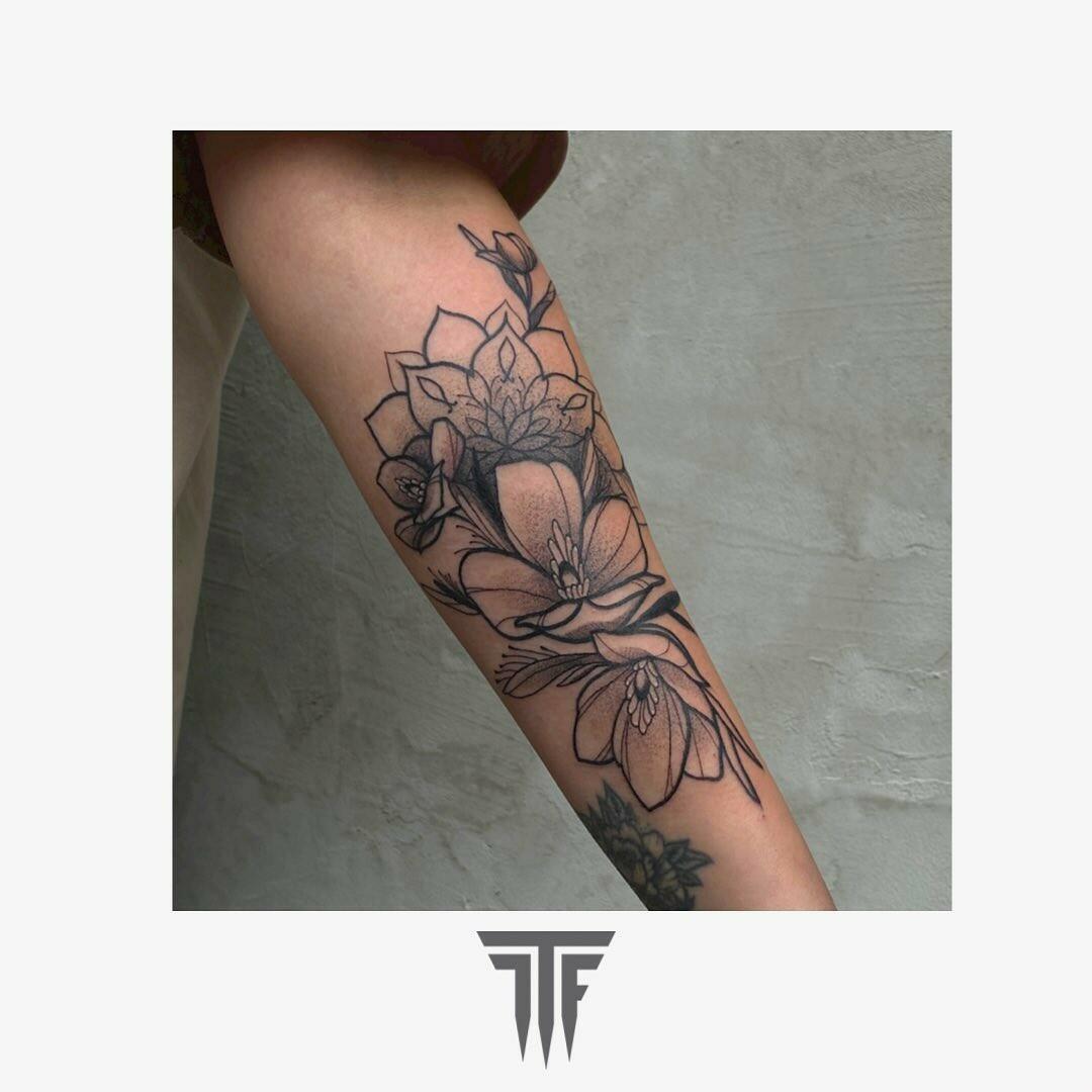 Inksearch tattoo La Familia Tattoo Shop
