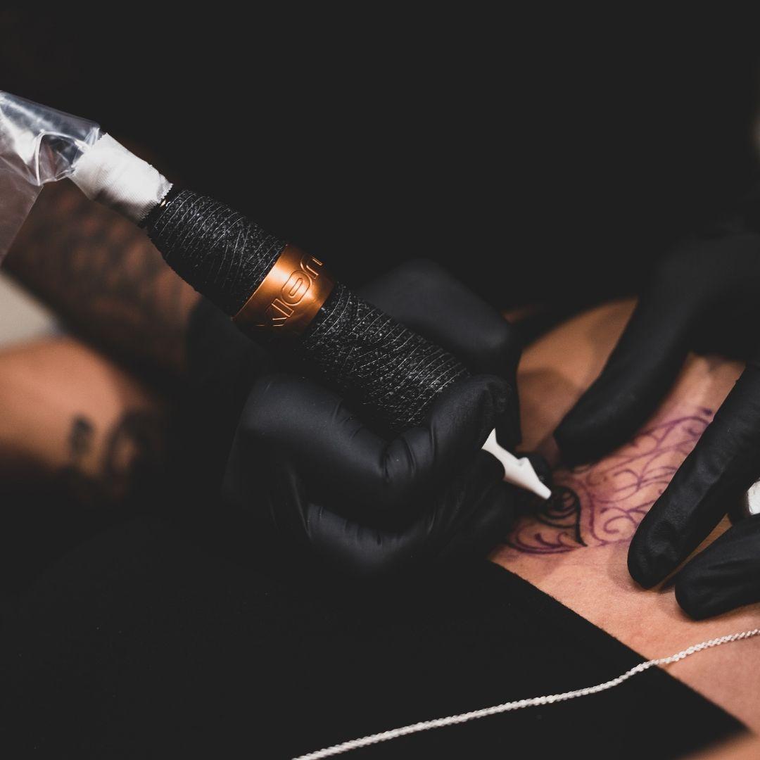 “Tattoorysta w Londynie” - Poznaj Najlepsze Studia Tatuażu w Londynie