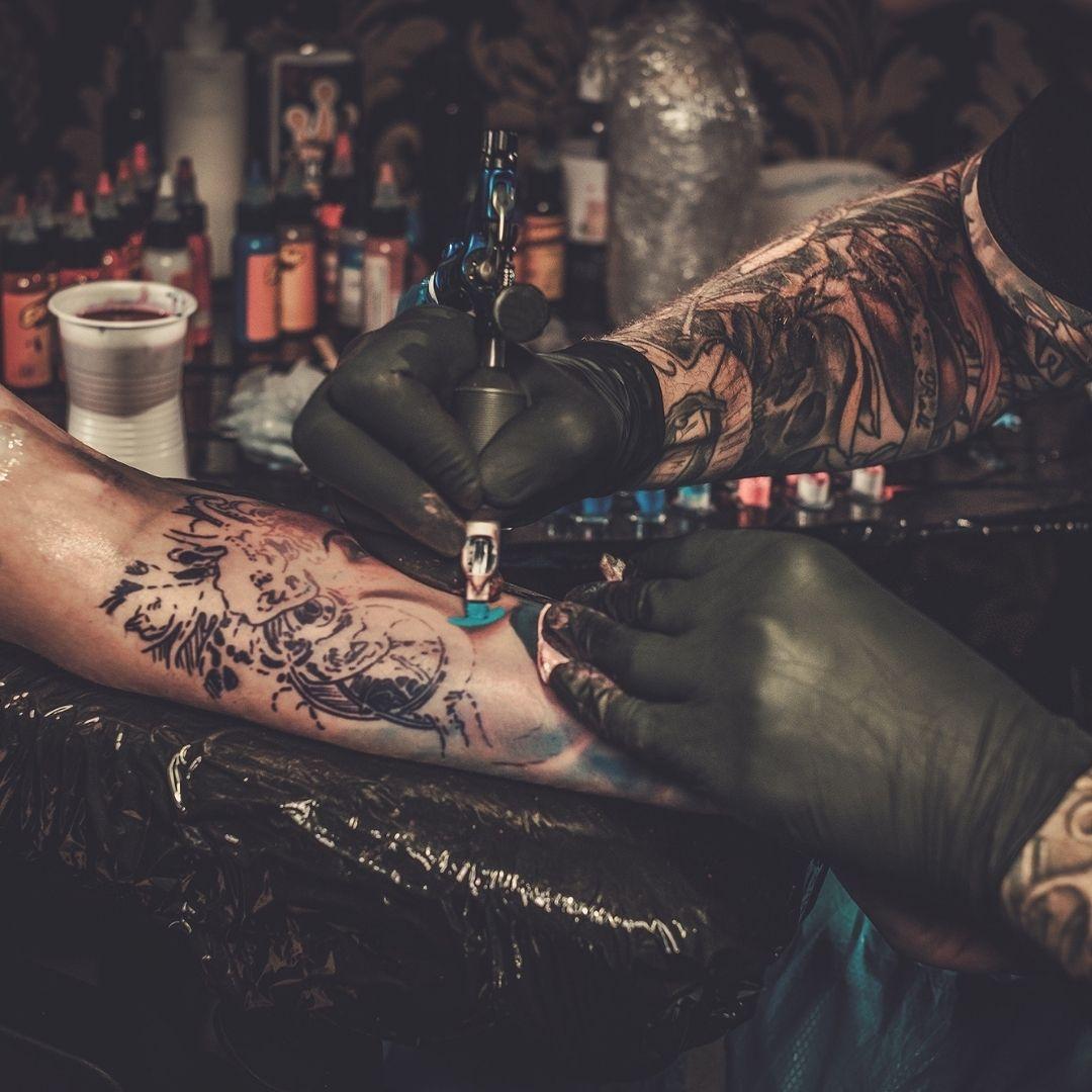 Jak alkohol wpływa na tatuaże?