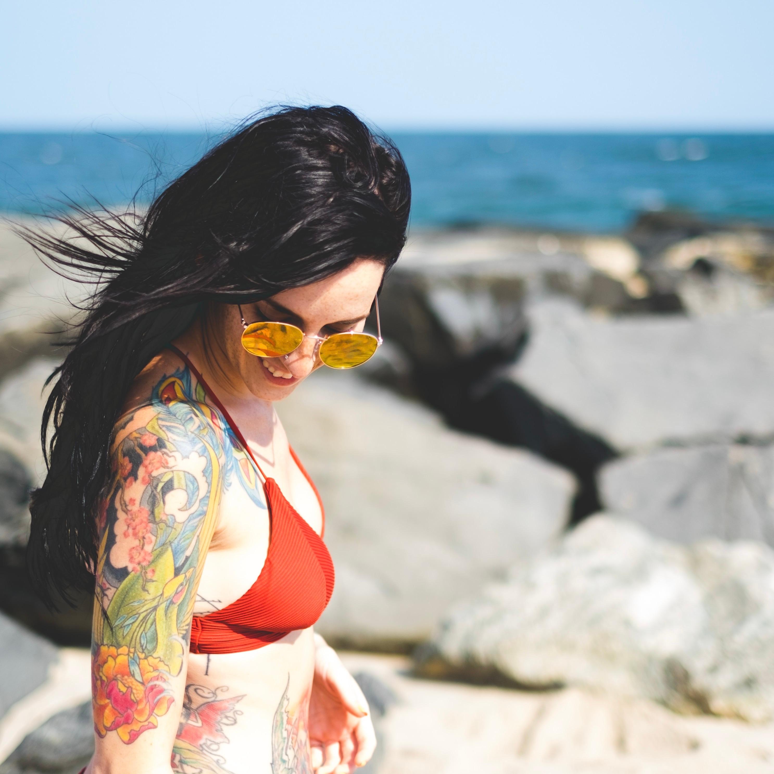 Jak dbać o świeży tatuaż latem?